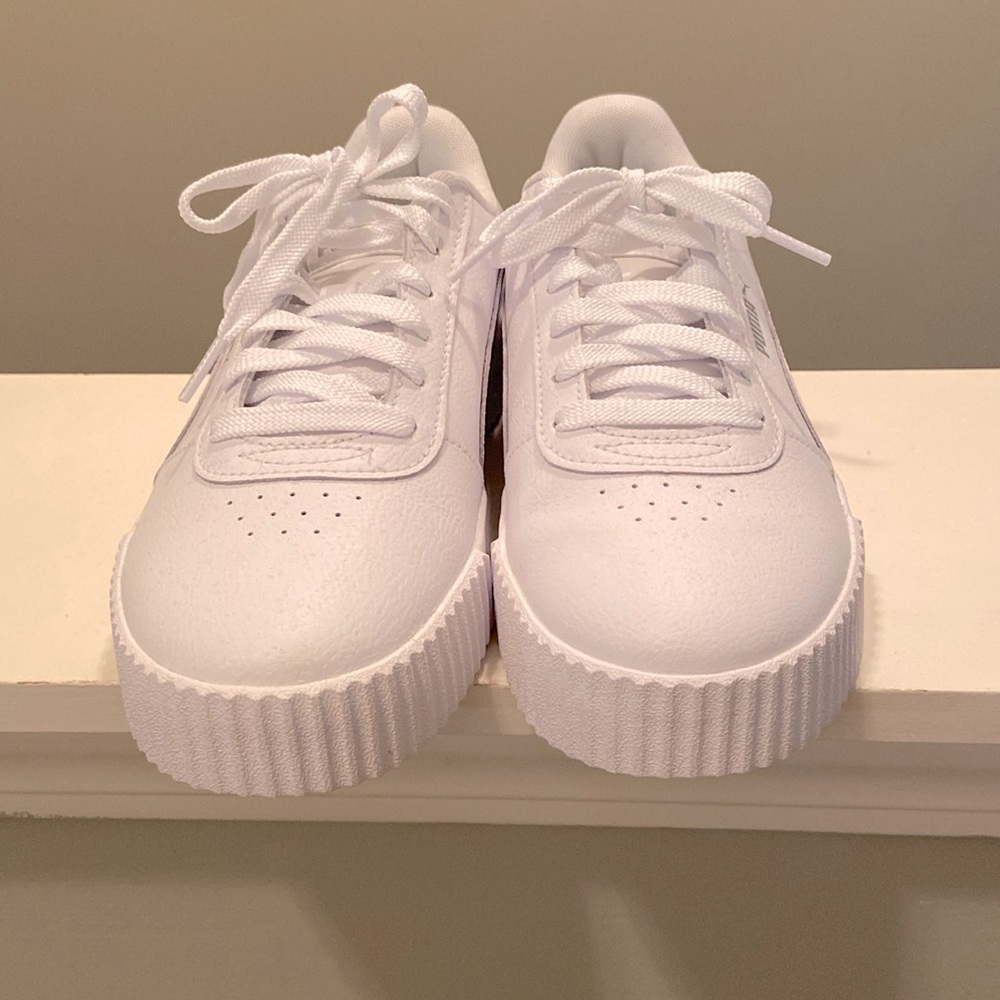 Cute pair of white Pumas size 8.5.